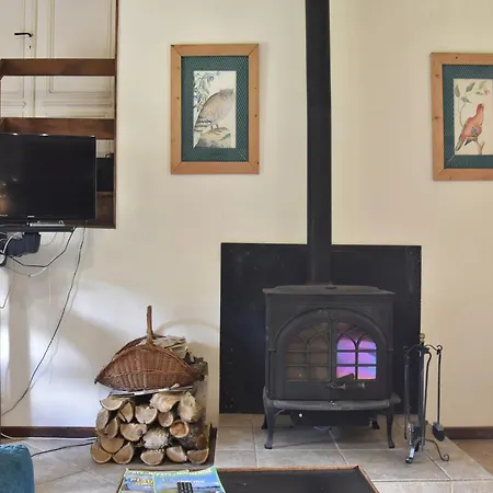 Riverside Retreat In 別荘