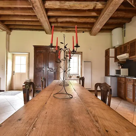 Riverside Retreat In 別荘