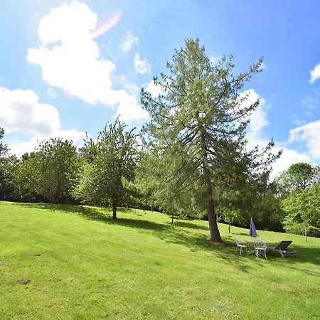 Riverside Retreat In 別荘