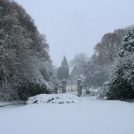 Riverside Retreat In 別荘