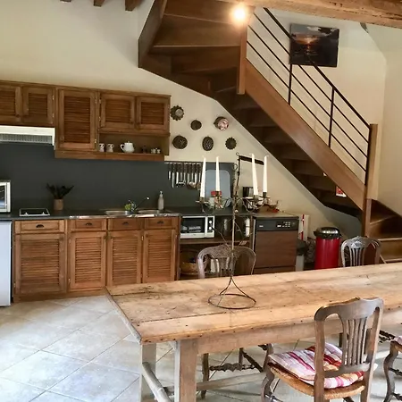 別荘 Riverside Retreat In *